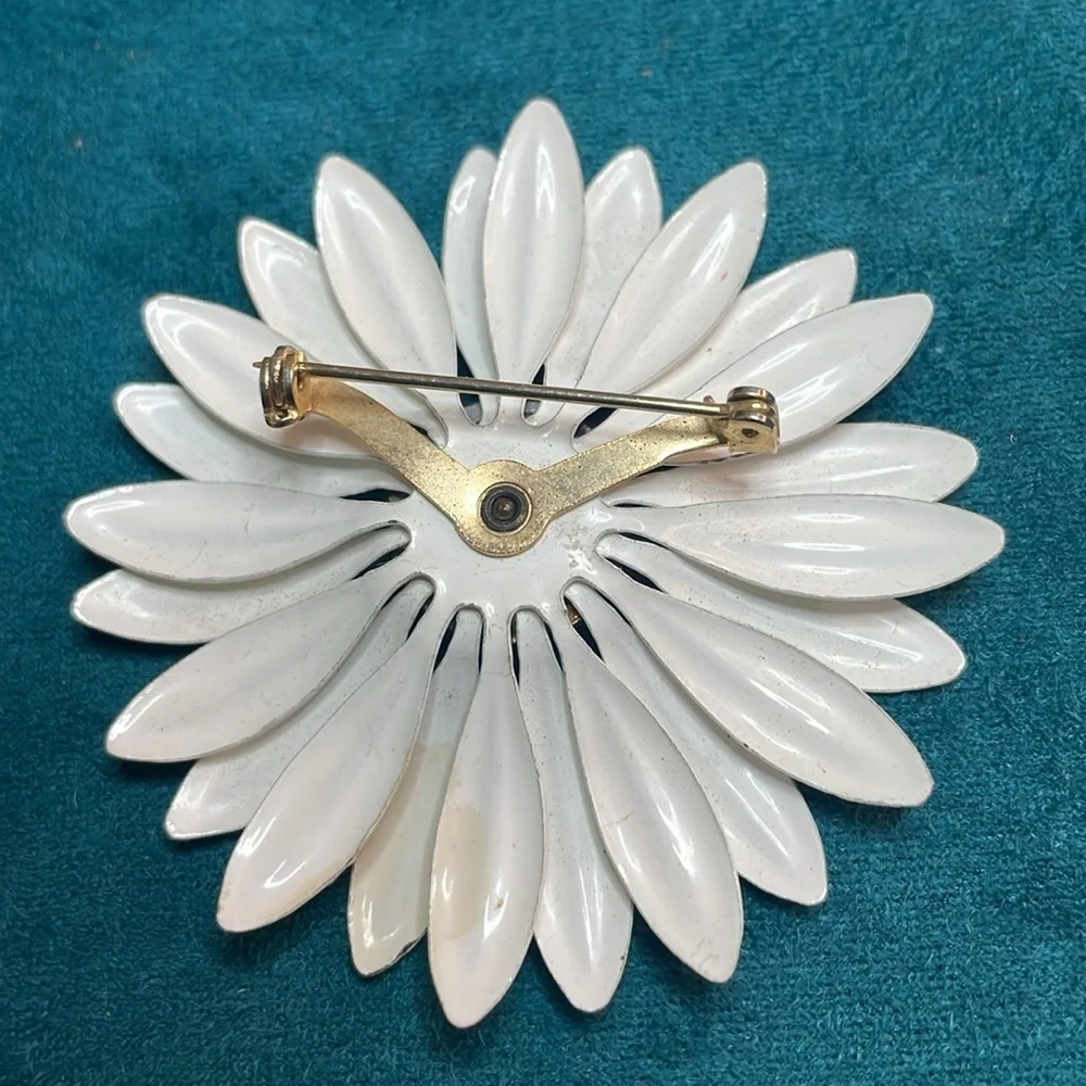 Vintage Enamel White Daisy Flower Brooch - Picture 6 of 7
